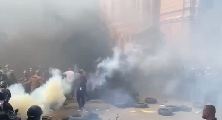 У Києві під ОП почались сутички мітингув…
