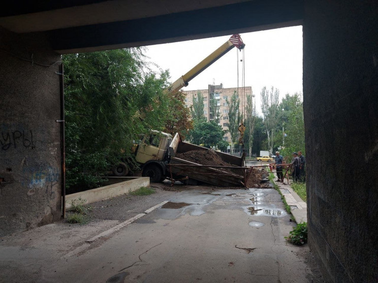 По самые "уши": В Донецке грузовик прова…