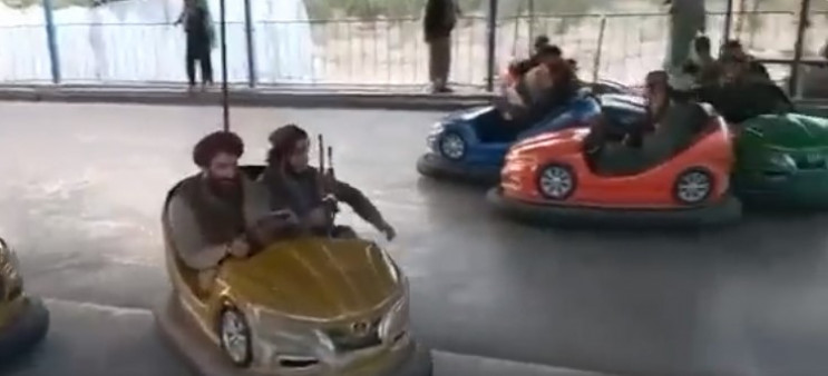Hay un video de los talibanes en Kabul montando carruseles y autos – Noticias en Depo.ua