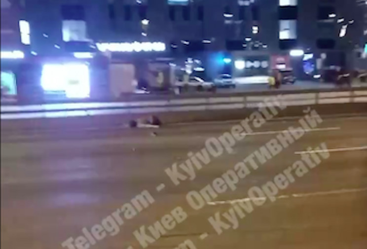 У Києві на проспекті Бажана фура розчави…