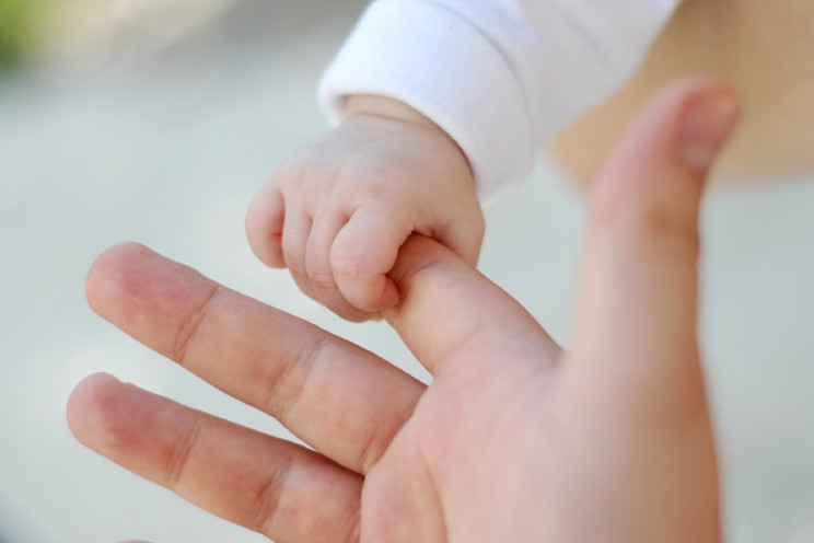 В Николаеве 2-летний ребенок выпал из ок…