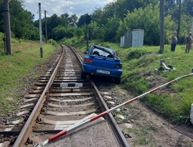 Збив шлагбаум і виїхав на залізничну кол…