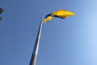 Под залпы ружей: В Харькове подняли самы…