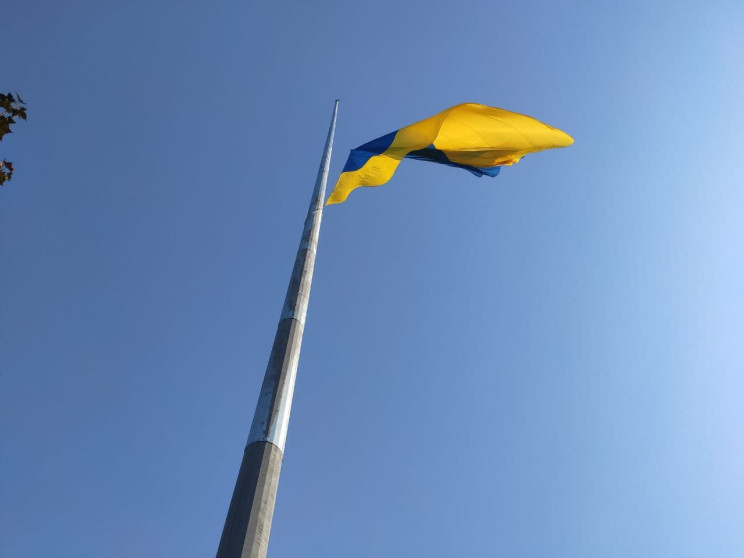 Под залпы ружей: В Харькове подняли самы…