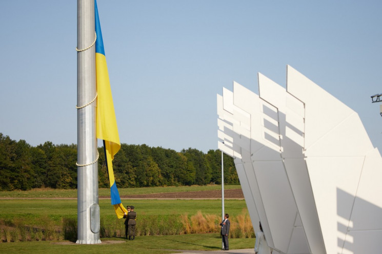 Сине-желтые флаги развеваются по всей Ук…