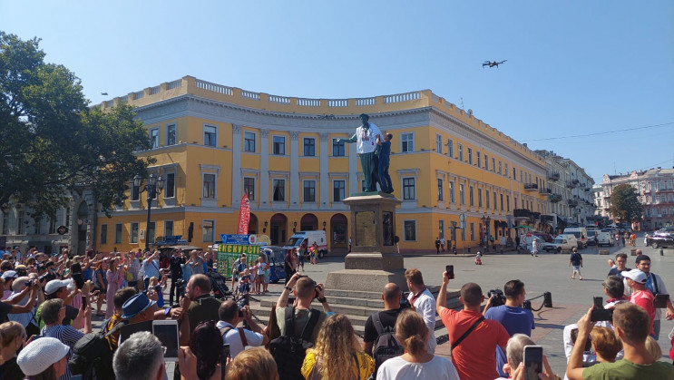 В Одесі Дюка нарядили в вишиванку і затр…