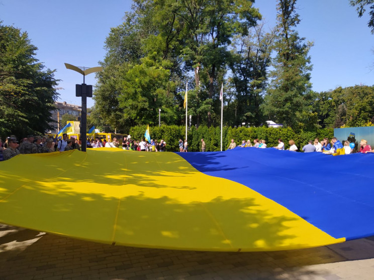 В центре Днепра развернули огромный флаг…