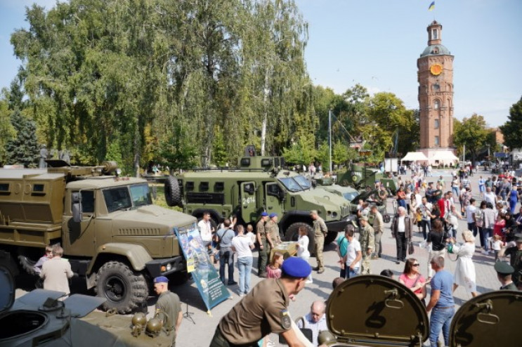 У центрі Вінниці відкрили виставку війсь…