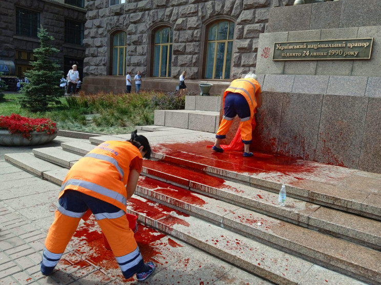 У Києві вандал облив червоною фарбою пам…