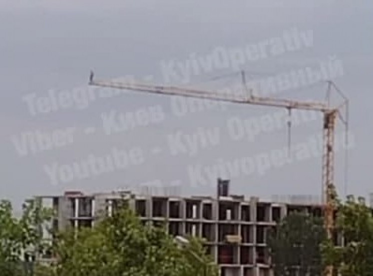 У Києві чоловік зірвався з будівельного…