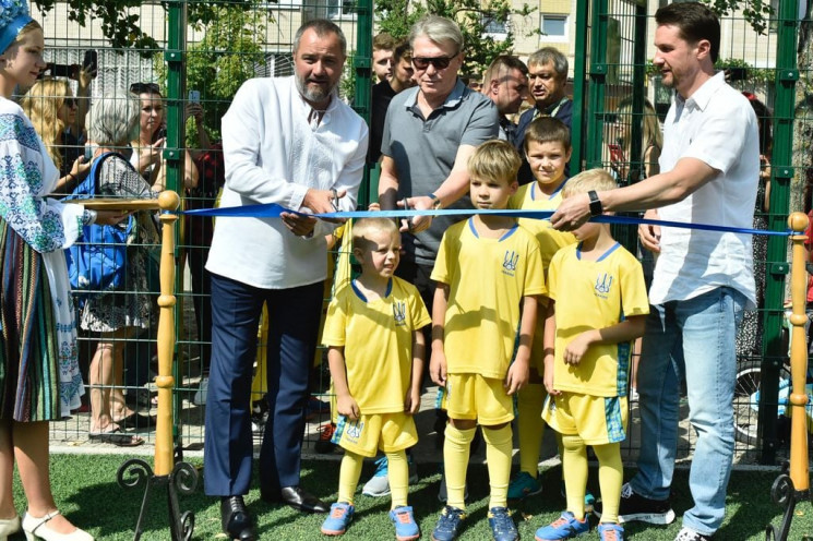 На Троєщині побудували стадіон у дворі,…