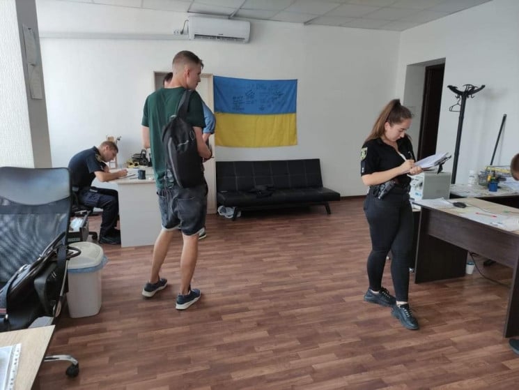 В Харькове неизвестные ограбили офис ант…