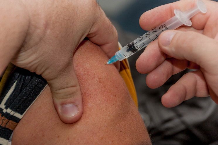 В Колумбии мужчина семь раз вакцинировал…