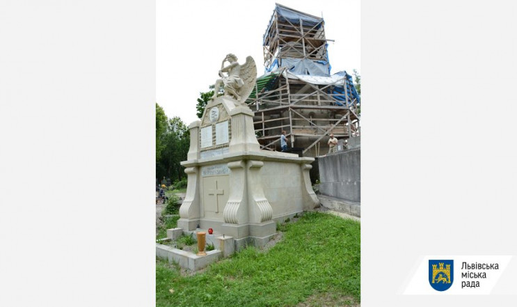 На Личакові реставрують надгробки…