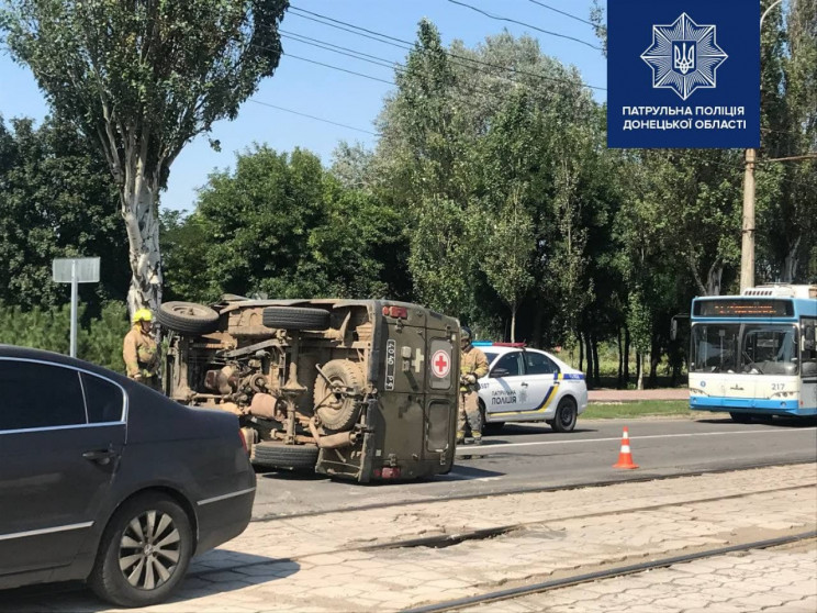 В Мариуполе перевернулось авто военных м…