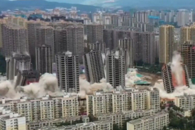 В Китае одновременно взорвали 15 небоскр…