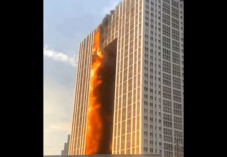 В Китае мощно вспыхнул жилой небоскреб (…