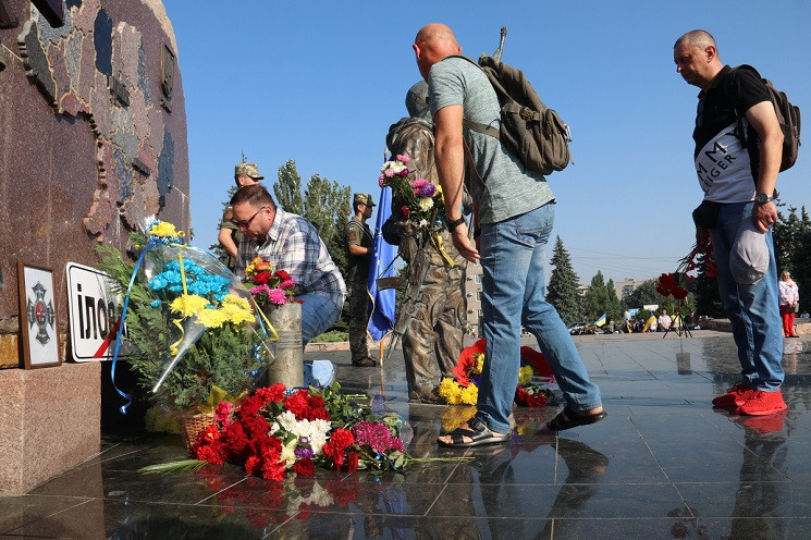 Поминальный звон и голуби: Как на Днепро…