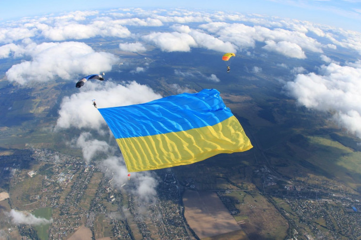 В небе над Киевом военнослужащий разверн…