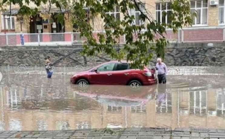 Річки замість вулиць: У Києві через злив…