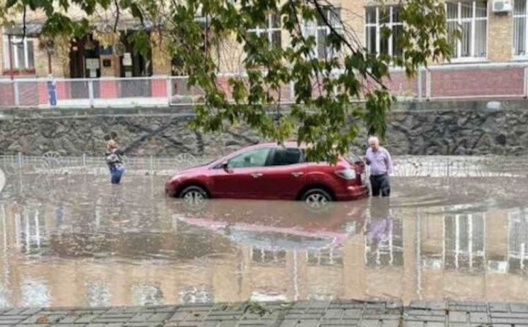 Реки вместо улиц: В Киеве из-за ливня за…