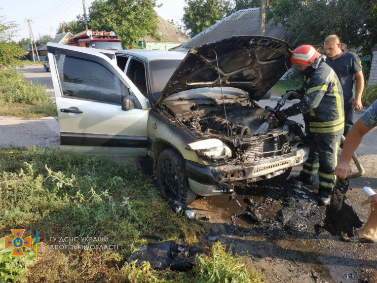 В Запорожской области горел автомобиль "…