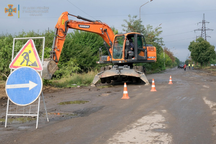 В Ужгороді ремонтують дорогу, яку не від…