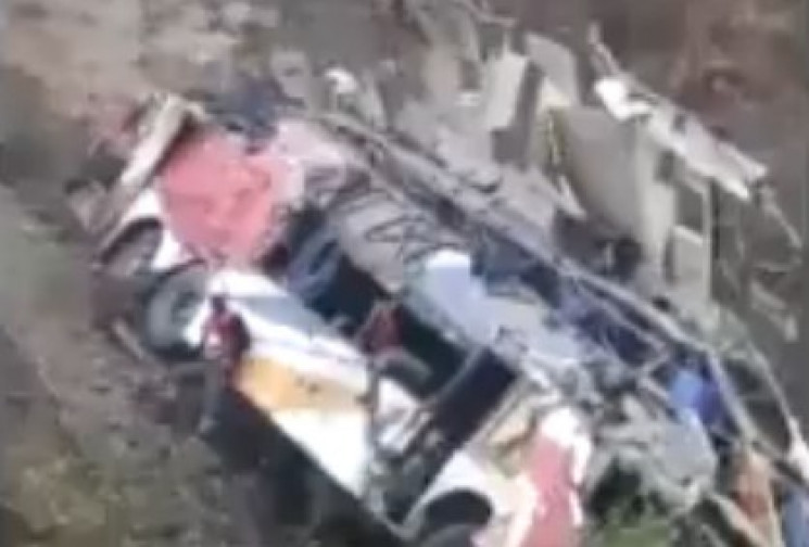 В Перу автобус с людьми упал в пропасть…