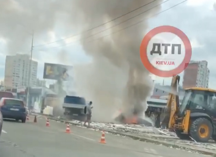 У Києві на ринку "Юність" спалахнула пож…