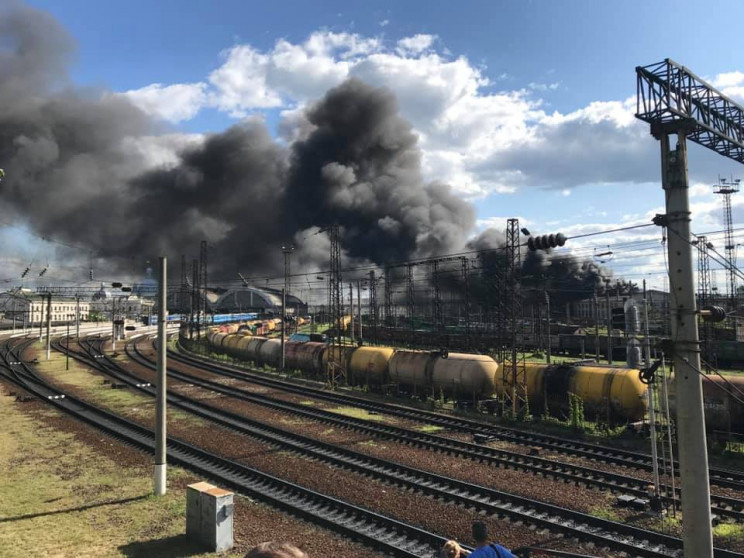 Пожежу на львівському вокзалі видно на і…