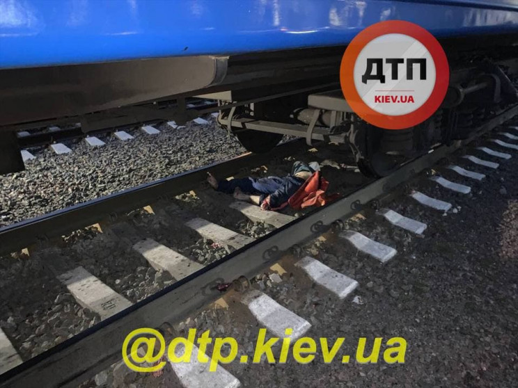 Погиб на месте: В Киеве поезд переехал м…