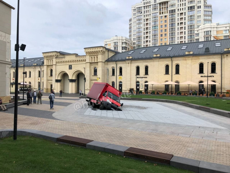 У Києві на Арсенальній вантажівка провал…