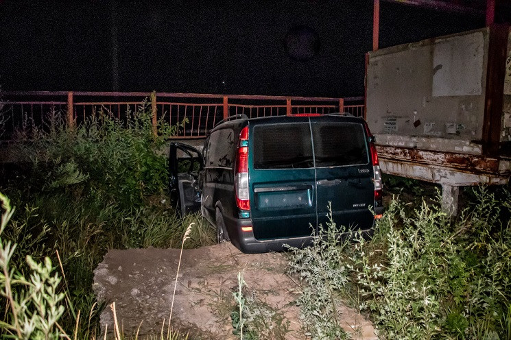 Під Дніпром автівка протаранила залізнич…