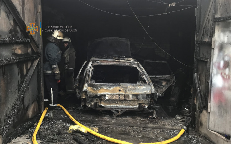 В Харькове сгорел частный гараж вместе с…