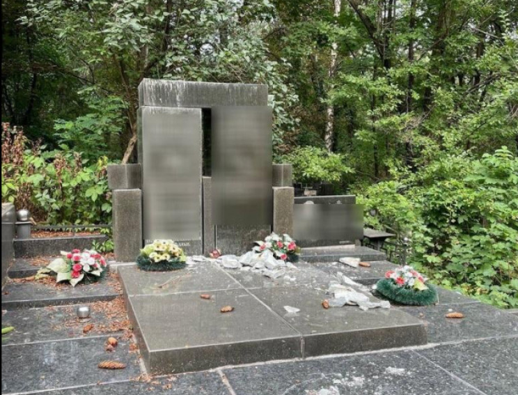 У Києві на Байковому кладовищі вандал сп…