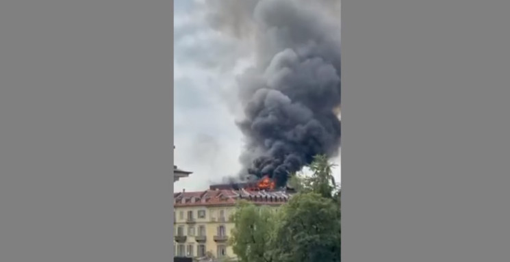 В Турине серьезный пожар: горит дом в це…