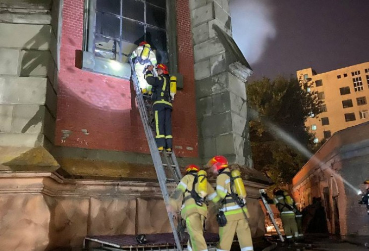 У Києві загасили пожежу у костелі святог…
