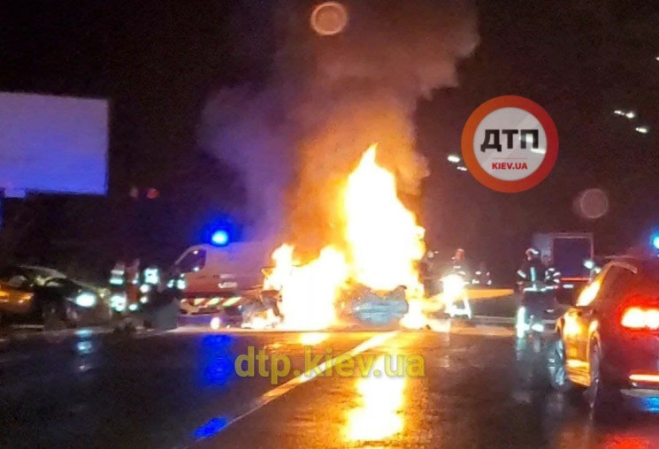 Водій згорів в авто: У Києві сталася мот…