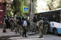 Российские силовики возле здания ФСБ раз…