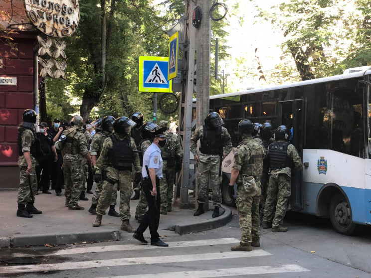 Российские силовики возле здания ФСБ раз…