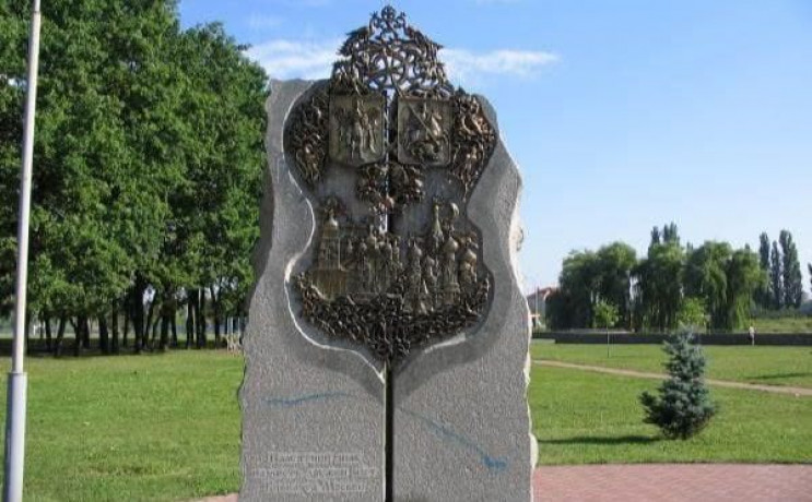 У столиці знесли пам'ятник дружбі Києва…