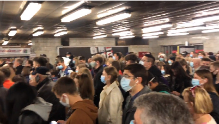 У Києві на вході в метро "Позняки" вранц…