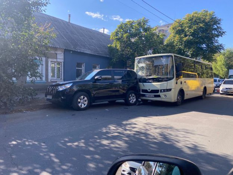 В Херсоне попал в ДТП автобус с тех, кот…