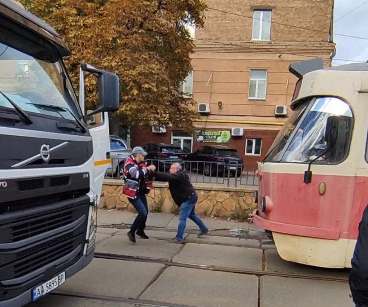 У Києві посеред дороги побились водії см…