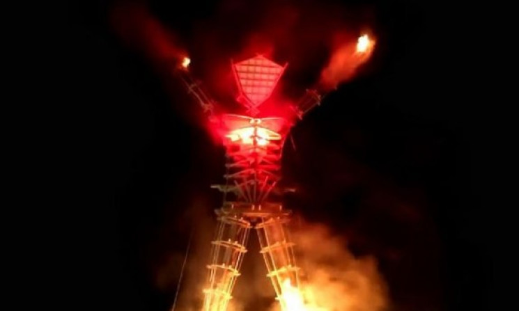 Burning Man 2021: Яркие наряды, обнаженн…