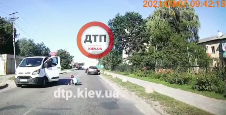 У Києві дівчина перебігала дорогу і стри…