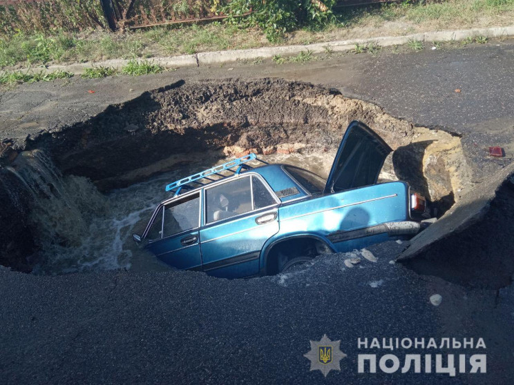 У Полтаві автівка під час руху провалила…