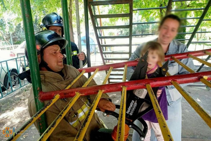 На детской площадке в Одессе ребенок зас…