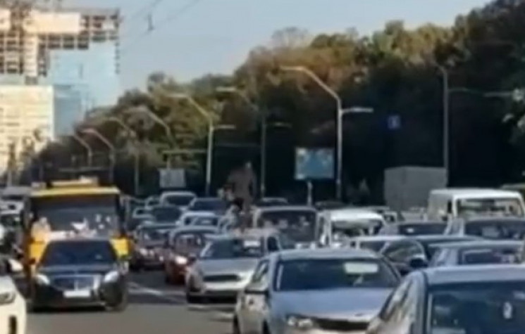 В Киеве мужчина прыгал по машинам, пока…