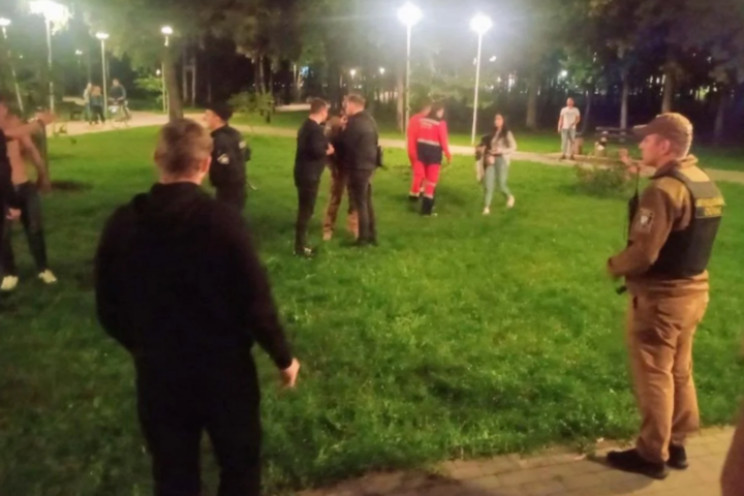 У Києві в парку п'яні чоловіки влаштувал…